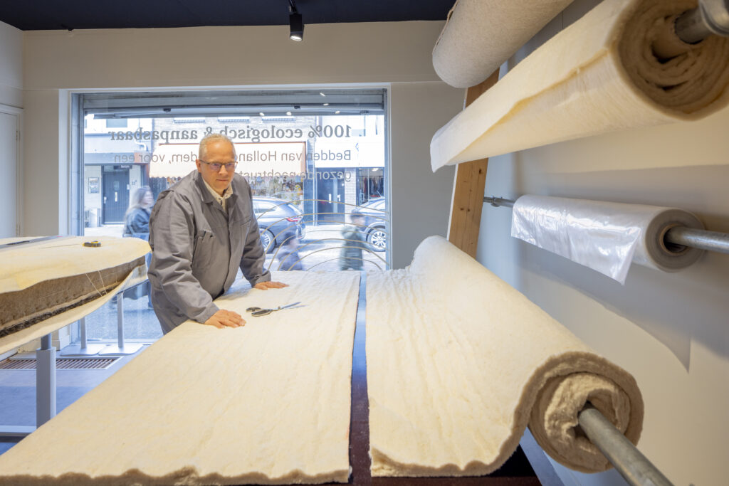 Bedaffair beddenmaker Arend bij natuurlijke materialen in Etalage Atelier